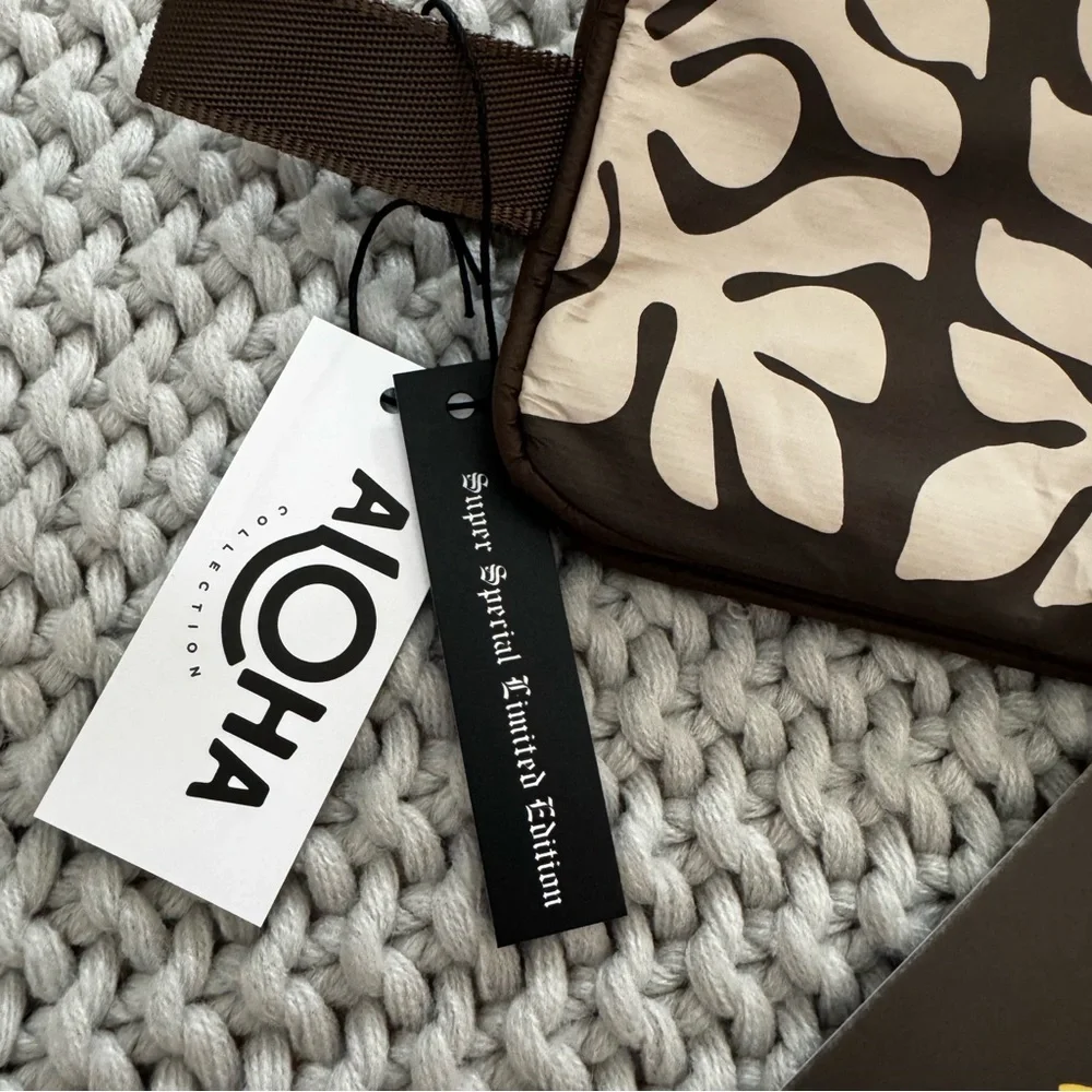 Aloha Collection• Super Special Limited Edition APPLIQUÉ DOPP KIT Coconut - Picture 5 of 11